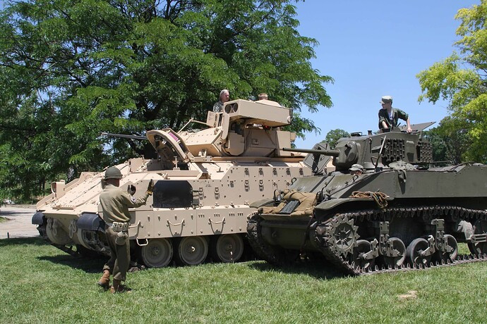 Ban đầu, Bradleys chỉ nặng 21.300 kg. Tuy nhiên, trong quá trình sửa đổi và nâng cấp, trọng lượng của xe đã tăng gần 12 tấn, điều này ảnh hưởng tiêu cực đến một số đặc điểm, bao gồm cả khả năng việt dã. Việc tăng trọng lượng cũng không dẫn đến sự cải thiện đáng kể về an ninh như mong đợi. Ví dụ, vấn đề cháy bình nhiên liệu vẫn chưa được giải quyết.