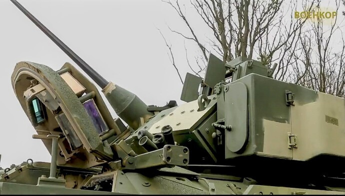 Chỉ huy trên Bradley có thể nhìn thấy những gì xạ thủ nhìn thấy và tự mình tấn công mục tiêu, nhưng vị trí này không có kính ngắm nhiệt riêng nhưng bù lại được trang bị kính ngắm tiềm vọng xung quanh tháp pháo.