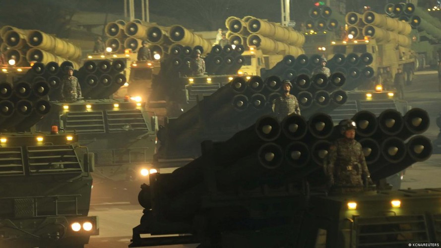 Trước đây, Triều Tiên độc lập sản xuất pháo kéo, nhưng trong những thập kỷ gần đây nước này đã chuyển sang sản xuất pháo tự hành (SPG). Những ví dụ đầu tiên về việc lắp đặt như vậy xuất hiện vào những năm 1970 và 1980, dựa trên khung gầm và súng nước ngoài.