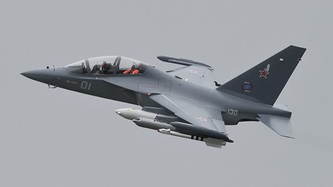 Yak-130 cũng có thể hoạt động như một máy bay tấn công mặt đất đích thực nhờ khả năng mang bom nặng tới 500 kg, bao gồm cả bom dẫn đường thuộc loại KAB hay FAB nhưng gắn thêm module UMPC.