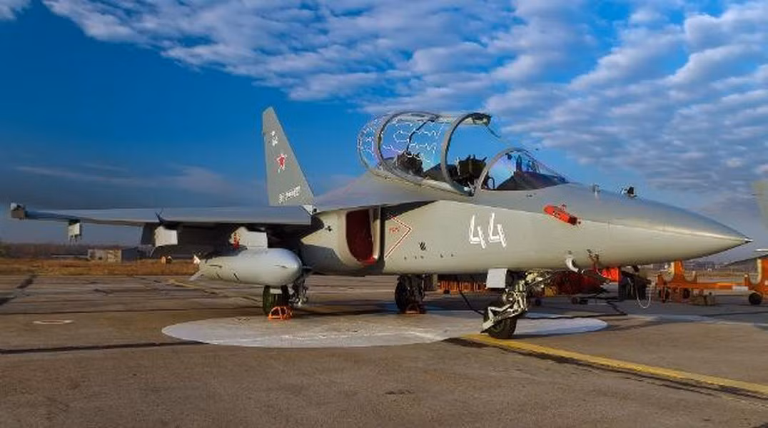 Do vậy Yak-130 sẽ cực kỳ bất lợi nếu gặp phải một chiếc tiêm kích siêu âm nhanh nhẹn sử dụng chiến thuật "kéo cao - bổ nhào", trong trường hợp này khả năng chiến thắng của Yak-130 gần như không có.