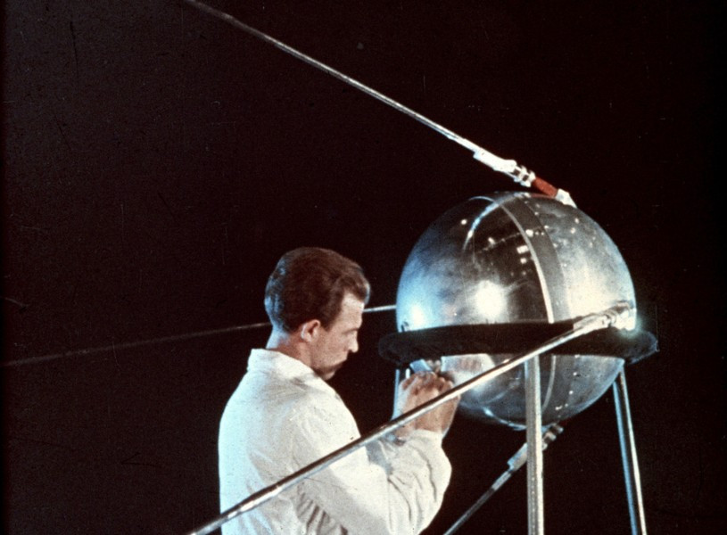 Sputnik 1 là vệ tinh nhân tạo đầu tiên của Trái đất trên quỹ đạo. Nó được Liên Xô phóng lên quỹ đạo vào năm 1957, trong khi tên lửa Vanguard của Mỹ phát nổ khi cất cánh.