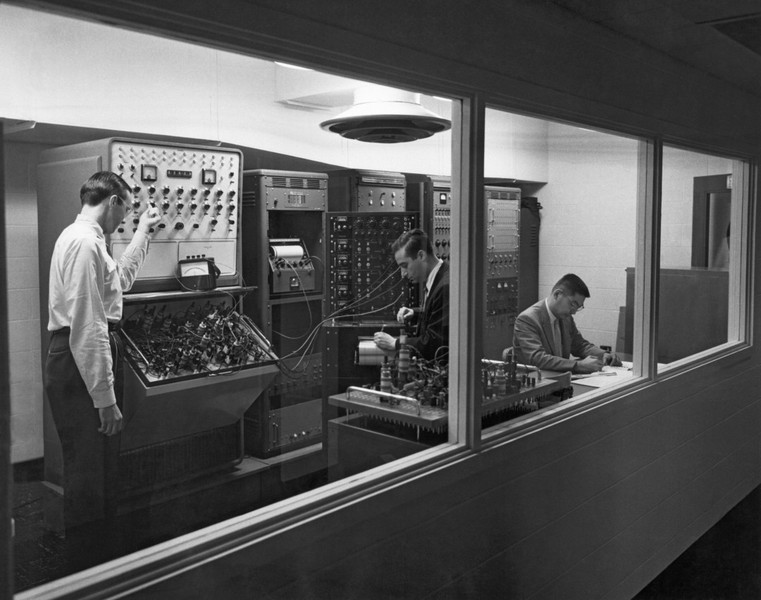 Nhóm phụ trách dự án có trụ sở tại Quỹ Nghiên cứu Áo giáp (ARF) ở Chicago, nay được gọi là Viện Nghiên cứu Công nghệ Illinois.