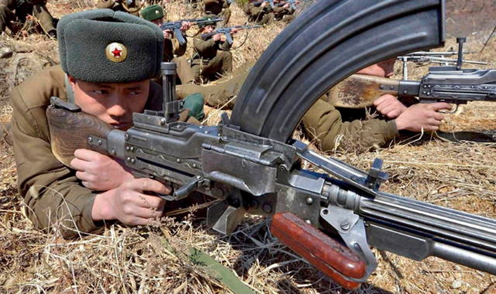 Súng Type-73 có trọng lượng khá nặng khi lên tới 10,6kg.