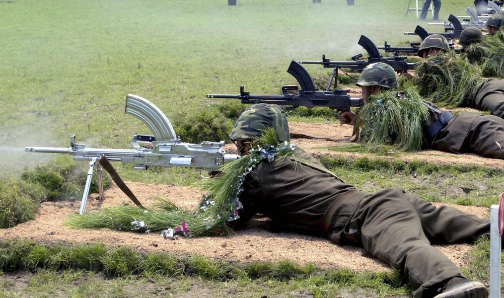 Các thành phần chủ yếu của súng được làm bằng thép cán, trong khi báng vẫn bằng gỗ.