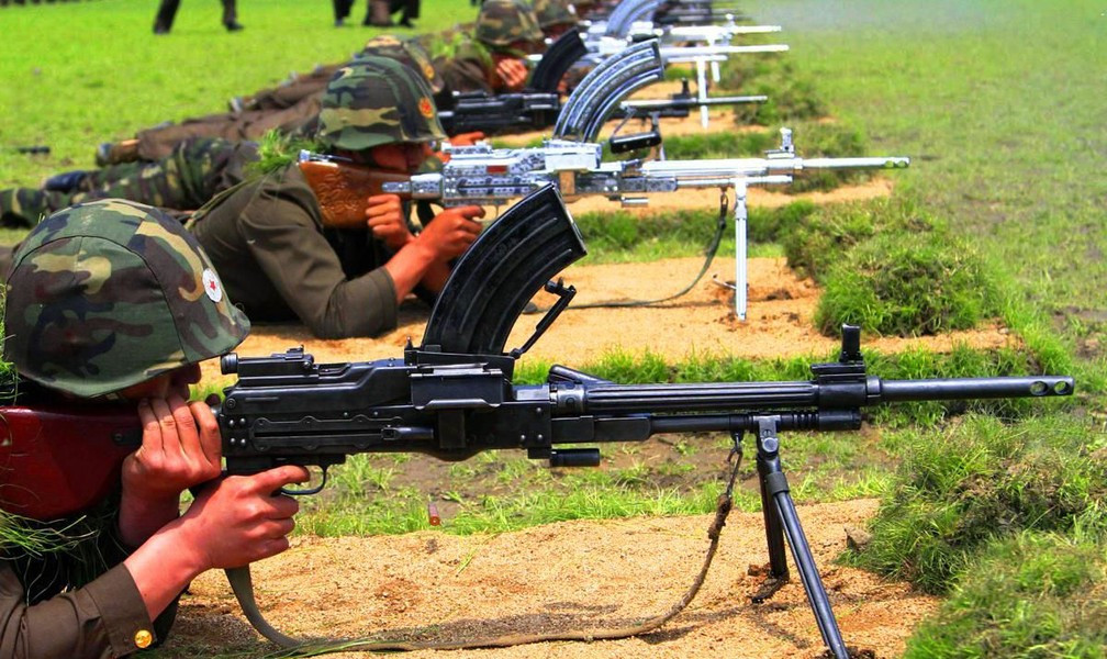 Súng là sự pha trộn thiết kế giữa khẩu PK của Liên Xô và khẩu Vz.52 LMG của CH Czech.