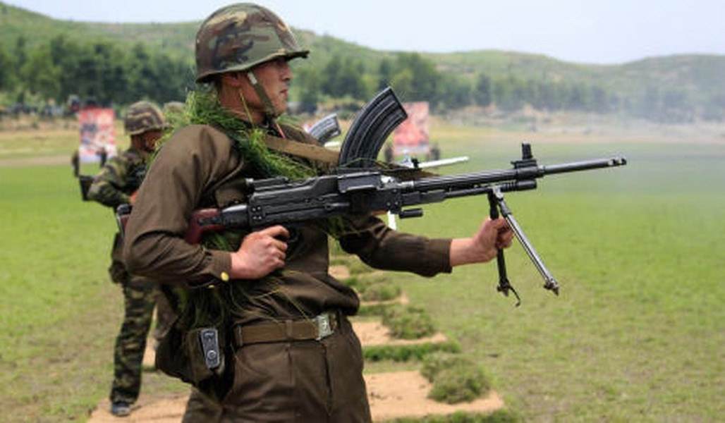 Thiết kế băng đạn trên lưng súng làm cho nó trở nên khác biệt với đa số các loại súng máy trên thế giới.