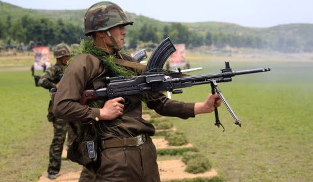 Thiết kế băng đạn trên lưng súng làm cho nó trở nên khác biệt với đa số các loại súng máy trên thế giới.