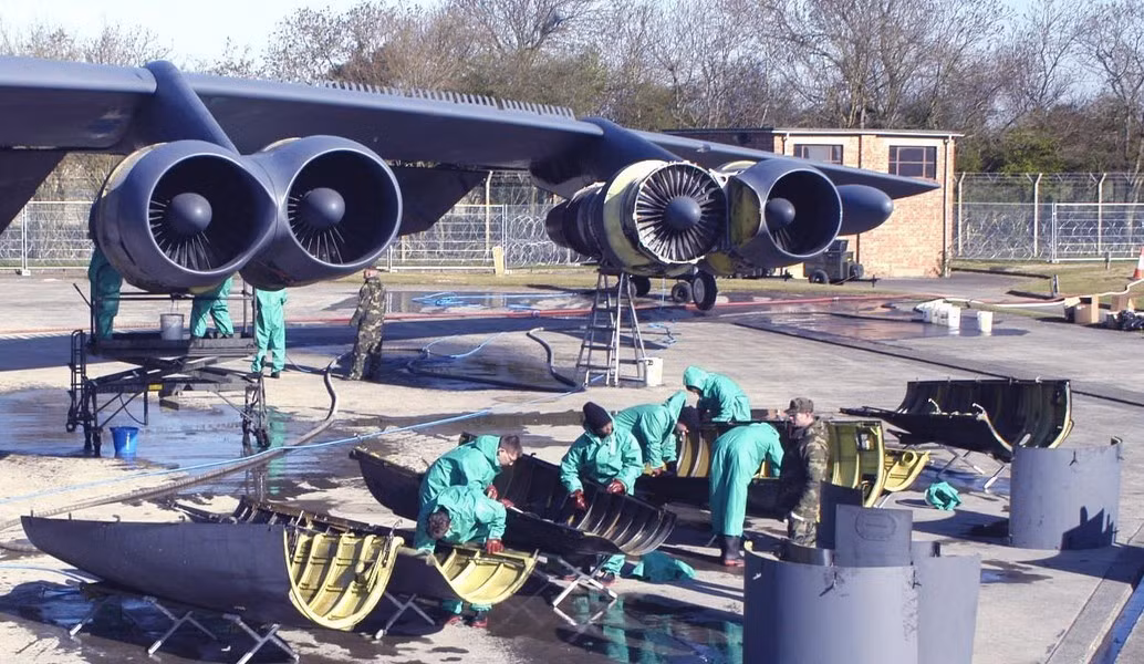 Mẫu F-130 của Rolls-Royce vượt qua CF34-10 của General Electric và Pratt &amp; Whitney PW800. Nhà sản xuất tự tin động cơ F130 sẽ không cần thay thế trong suốt phần đời còn lại của những chiếc B-52H.