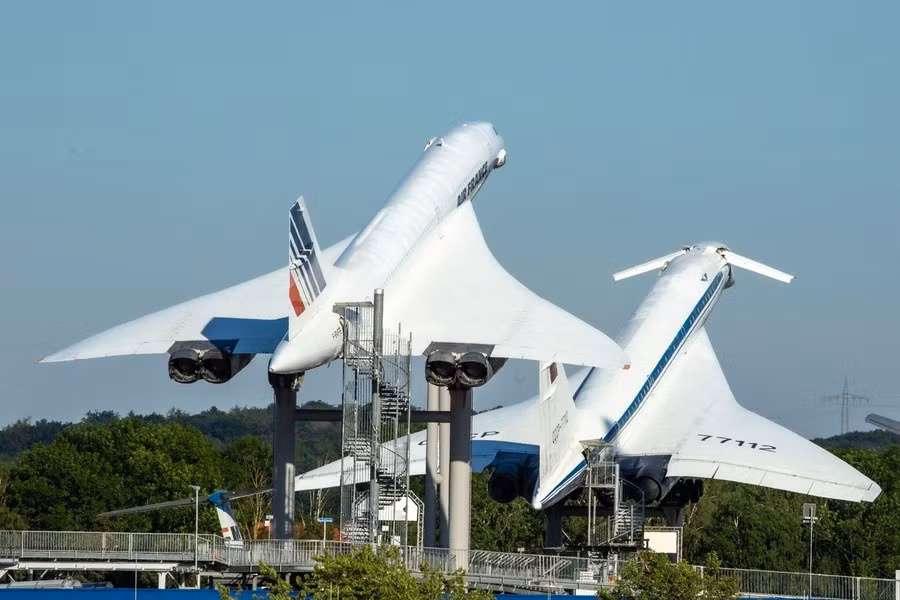 Ngoài ra chiếc máy bay siêu thanh Tu-144 này của Liên Xô đã thiếu may mắn hơn so với người anh em cùng thế hệ.