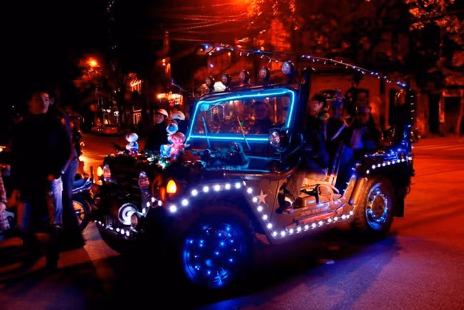 Chiếc Jeep A2 trở nên chói lóa và ấn tượng hơn trong đêm Giáng Sinh.