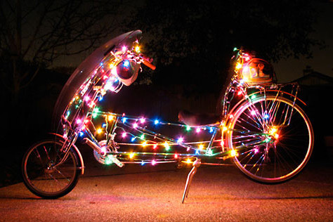 Không chỉ xe bốn bánh, xe hai bánh cũng được chủ nhân trang trí khá bắt mắt dịp Noel.