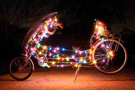 Không chỉ xe bốn bánh, xe hai bánh cũng được chủ nhân trang trí khá bắt mắt dịp Noel.