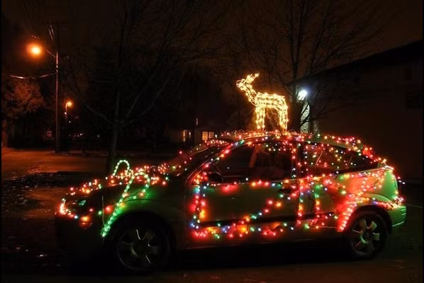 Chiếc xế hộp ấn tượng với dải đèn led cùng chú tuần lộc hùng dũng oai vệ đứng trên nắp ca-pô của xe.