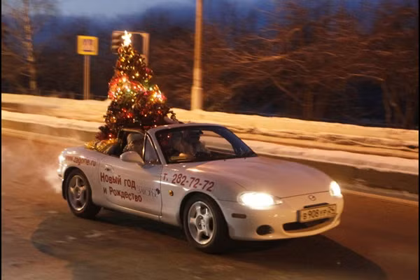 Hay chiếc Mazda CX-5 được chủ nhân chơi trội kéo theo cả một cây thông Noel lớn.