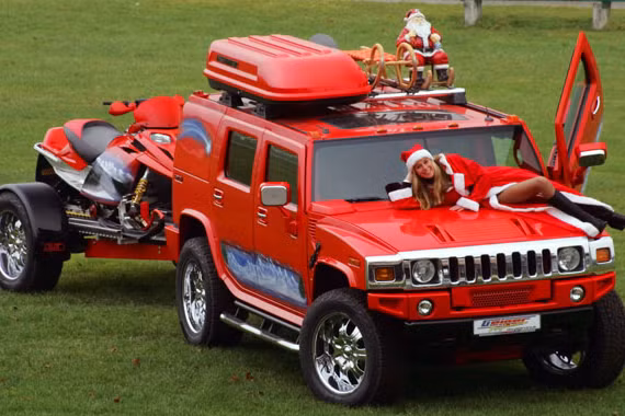 Có lẽ năm nay ông già Noel sẽ được nghi xả hơi, để nhường chỗ cho bà già Noel di chuyển phát quà bằng siêu xe SUV Hummer và xe ba bánh cho các em nhỏ thay cho chiếc xe tuần lộc như mọi năm.