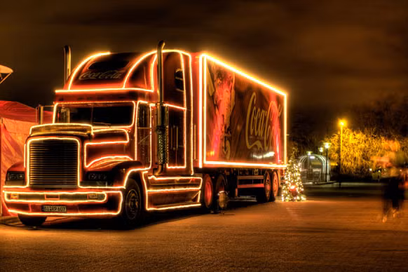 Cả những xe tải to lớn cũng được dùng làm phương tiện mang không khí Giáng sinh đến khắp nơi. Coca Cola đã nhanh tay tận dụng cách quảng cáo hợp xu hướng này.