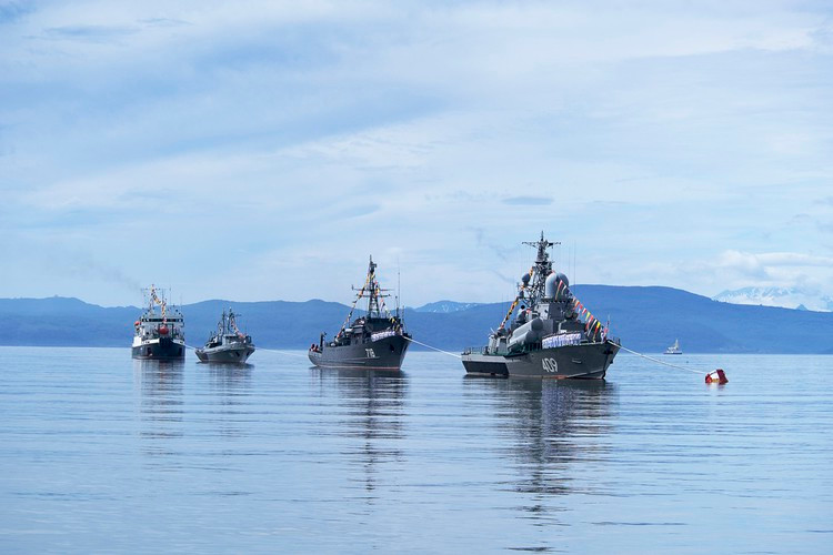 Nhưng màn biểu dương lực lượng của Nga vẫn chưa dừng lại, trang Avia-pro mới đây cho biết, sau khi nhận lệnh, ngay lập tức 18 tàu chiến của hạm đội Thái Bình Dương đã được đưa ra biển để thực hiện nhiệm vụ chiến đấu.