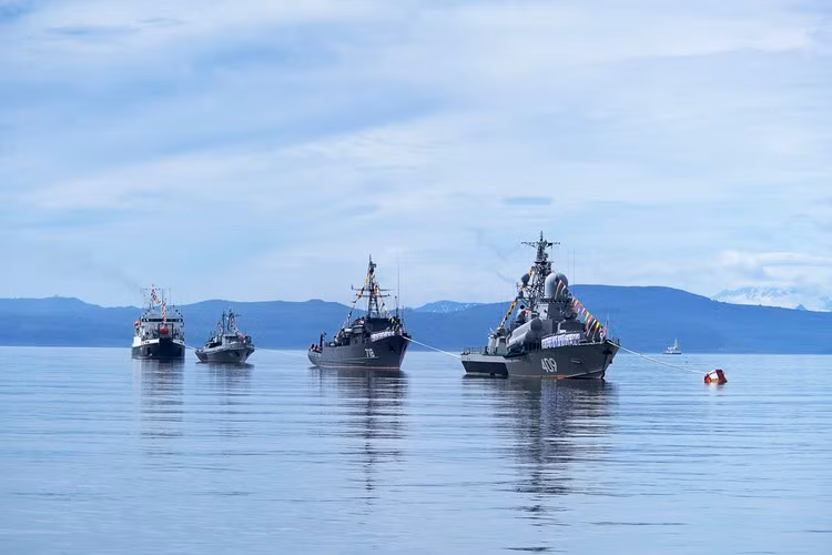 Nhưng màn biểu dương lực lượng của Nga vẫn chưa dừng lại, trang Avia-pro mới đây cho biết, sau khi nhận lệnh, ngay lập tức 18 tàu chiến của hạm đội Thái Bình Dương đã được đưa ra biển để thực hiện nhiệm vụ chiến đấu.