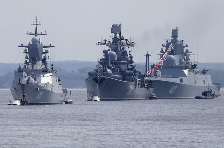 Trong số các tàu rời khỏi căn cứ có tuần dương hạm Varyag; khu trục hạm Bystry, Đô đốc Vinogradov, Đô đốc Tributs; các tàu chống ngầm cỡ lớn; các tàu chống ngầm cỡ nhỏ Sovetskaya Gavan, Metel; tàu đo lường Thống chế Krylov; tàu bệnh viện Irtysh; cùng với tàu tiếp tế.