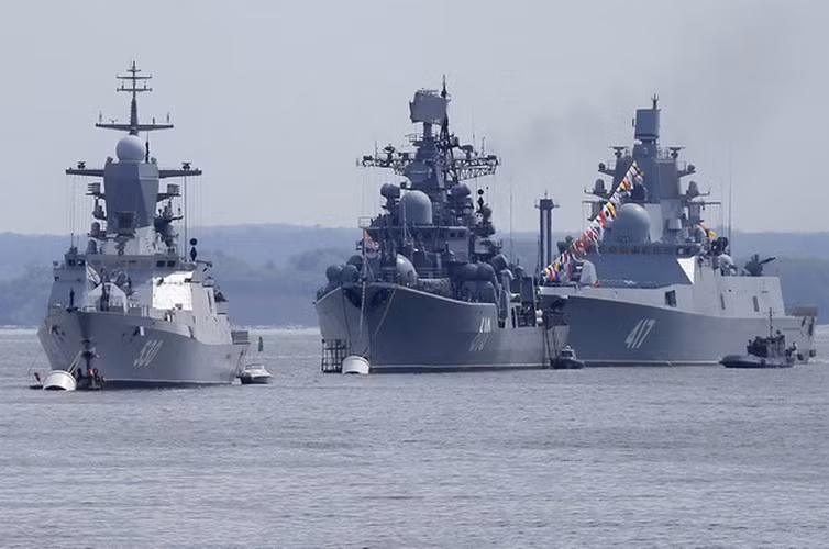 Trong số các tàu rời khỏi căn cứ có tuần dương hạm Varyag; khu trục hạm Bystry, Đô đốc Vinogradov, Đô đốc Tributs; các tàu chống ngầm cỡ lớn; các tàu chống ngầm cỡ nhỏ Sovetskaya Gavan, Metel; tàu đo lường Thống chế Krylov; tàu bệnh viện Irtysh; cùng với tàu tiếp tế.