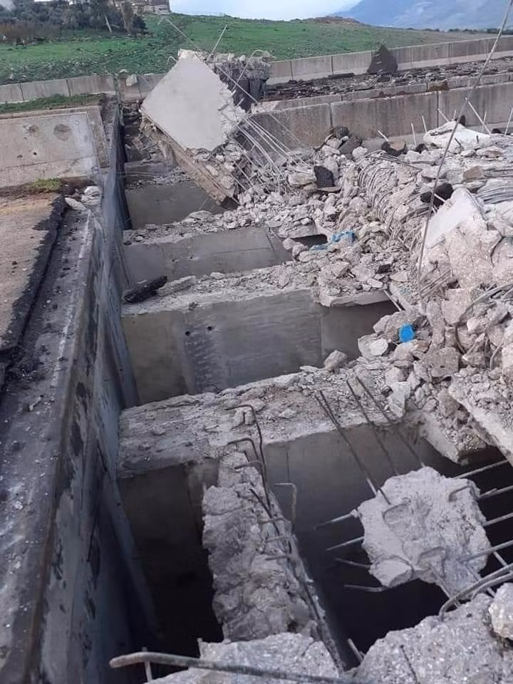 Các lực lượng phiến quân đã cho nổ tung một cây cầu trên đường M4, lập nhiều chướng ngại vật trên đường, gài mìn và đắp các lũy cát… nhằm ngăn chặn sự di chuyển của các phương tiện dọc theo đường cao tốc và làm gián đoạn các cuộc tuần tra chung giữa Nga và Thổ Nhĩ Kỳ.