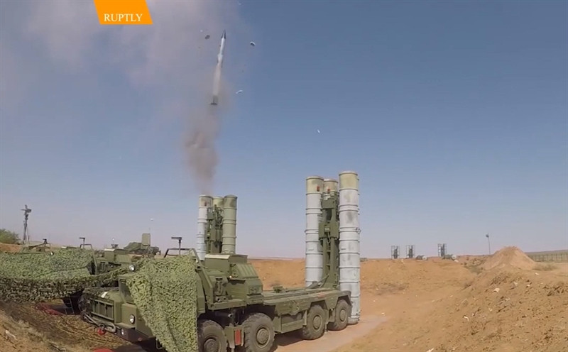 "Trong giai đoạn bắn đạn thật, những tình huống phức tạp nhất đã được tạo ra để tạo độ khó cho cuộc diễn tập. Trong đó, có những mục tiêu bay nhanh 1.000m/s, mục tiêu bay thấp, bay cao và mục tiêu thay đổi quỹ đạo bay liên tục. Hệ thống S-400 đã phóng tổng công 10 đạn đánh chặn và tiêu diệt toàn bộ mục tiêu mô phỏng trong diễn tập", Quân khu Đông Nga cho biết.