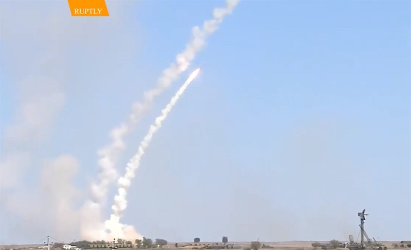 So với tên lửa 48N6 thì điểm đột phá của đạn 40N6 là nó được tích hợp đầu dò radar chủ động chứ không còn là phương pháp hiệu chỉnh thông qua tên lửa(TVM) nữa, cho khả năng bắn trúng mục tiêu ngoài tầm dẫn của radar điều khiển hỏa lực.