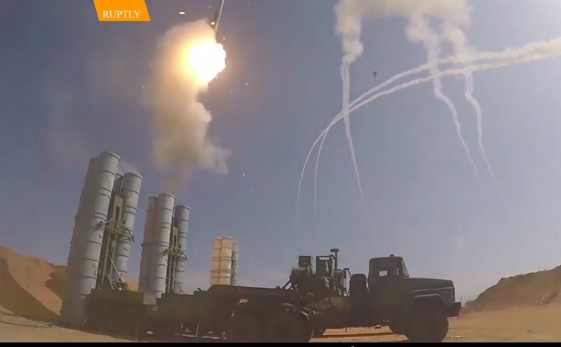 Với tên lửa mới, một khẩu đội tên lửa S-400 có thể giám sát 300 và tấn công cùng lúc 36 mục tiêu trên không bằng 72 tên lửa có tốc độ cao chỉ trong một lần phóng.