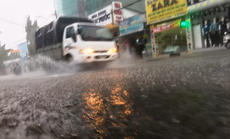 Nuoc cuon nguoi trong mua trai mua to khung khiep o Sai Gon
