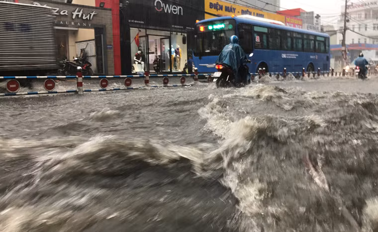 Trước đó, khoảng gần 14h cùng ngày, nhiều khu vực như Thủ Đức, quận 2, 9 và các tỉnh vùng ven bầu trời mây đen giăng kín và ngay sau đó, cơn mưa trái mùa dồn dập đổ xuống như thác đổ.