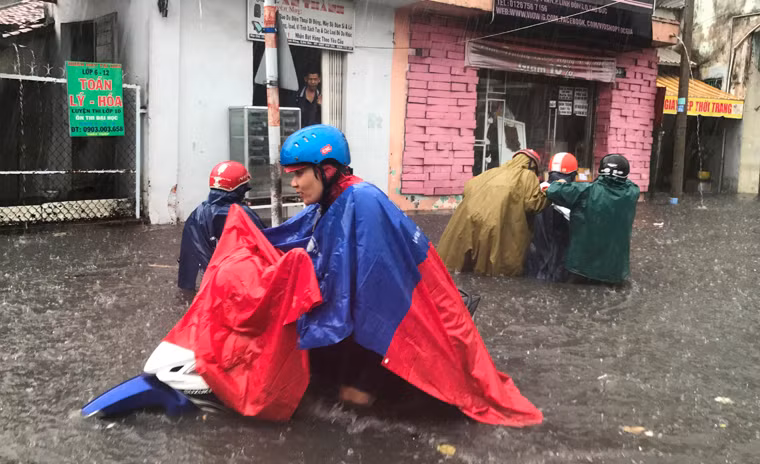 Trong khí đó, tuyến đường Tô Ngọc Vân (ngay nút điểm giao giữa đường sắt và đường bộ), giáp giữa 2 phường Linh Đông và Linh Tây (quận Thủ Đức), nước ngập sâu hơn 1m khiến giao thông qua khu vực này hoàn toàn bị tê liệt.