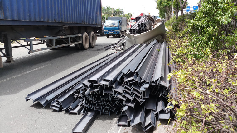 Tại hiện trường, phần cabin hư hỏng hoàn toàn, các thanh sắt rơi xuống đường khiến giao thông qua khu vực bị ùn tắc nghiêm trọng.