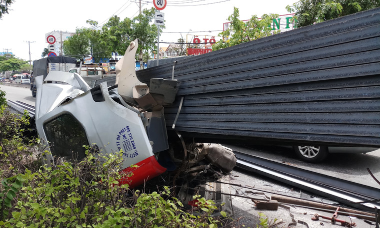 Khi vừa qua cầu vượt ngã tư Gò Dưa (phường Tam Bình, quận Thủ Đức, TP HCM) thì tài xế Tiến bất ngờ thắng (phanh) gấp khiến số sắt phía sau rơmooc lao về trước, đâm nát cabin xe đầu kéo.