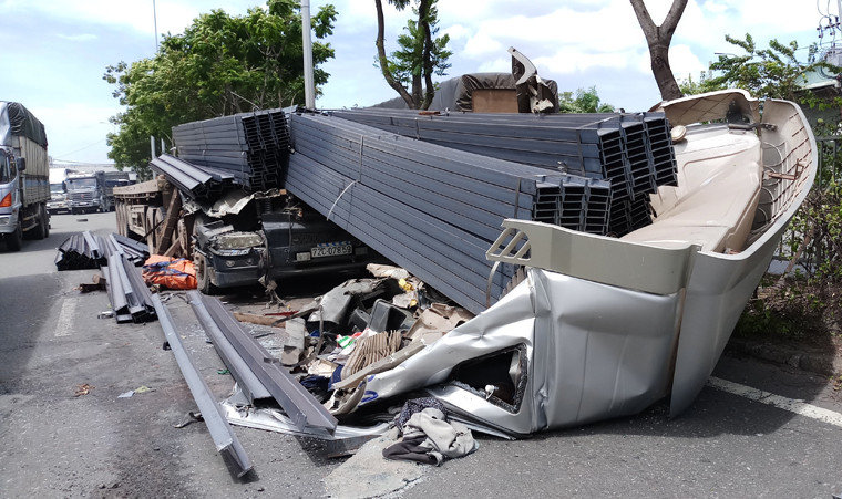 Người dân địa phương đã tìm mọi cách và xe cứu hộ cũng được nhanh chóng điều đến hiện trường để giải cứu. Tuy nhiên, cũng phải mất hơn 30 phút tài xế Tiến mới được đưa ra ngoài rồi chuyển lên bệnh viện cấp cứu trong tình trạng thương tích nặng.