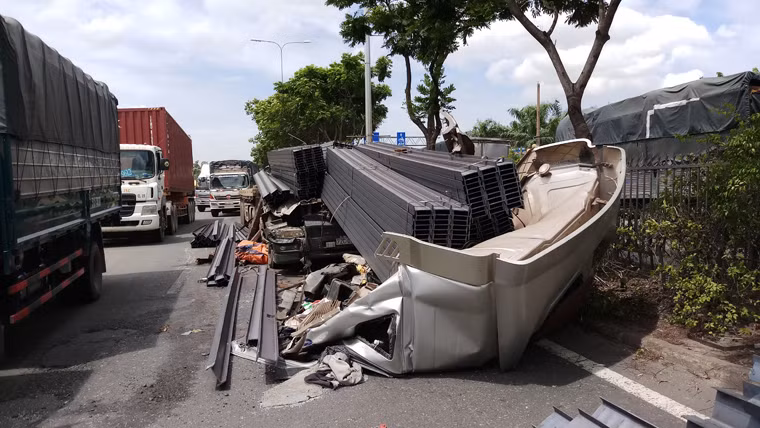 Cú dồn khủng khiếp đã làm cho phần cabin cùng tài xế Tiến văng xuống đường, nạn nhân bị thương nặng mắc kẹt bên trong.