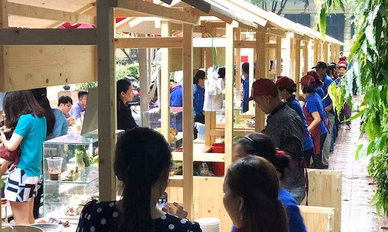 Có 15 hộ dân thuộc diện khó khăn được UBND quận 1 chọn cho buôn bán tại đây. Tất cả đều được trang bị đồng phục, quầy hàng miễn phí.