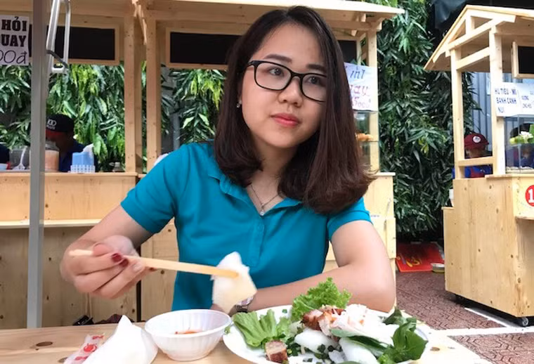 "Tôi rất hài lòng với các món ăn tại phố hàng rong này, cũng như vị trí ăn uống khá thoáng mát và sạch sẽ", một nữ thực khách chia sẻ.