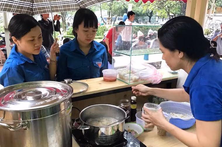 Dù buổi ra mắt phố hàng rong trong công viên Bách Tùng Diệp bị ảnh hưởng do cơn mưa lớn nhưng vẫn có rất đông khách đến ủng hộ.