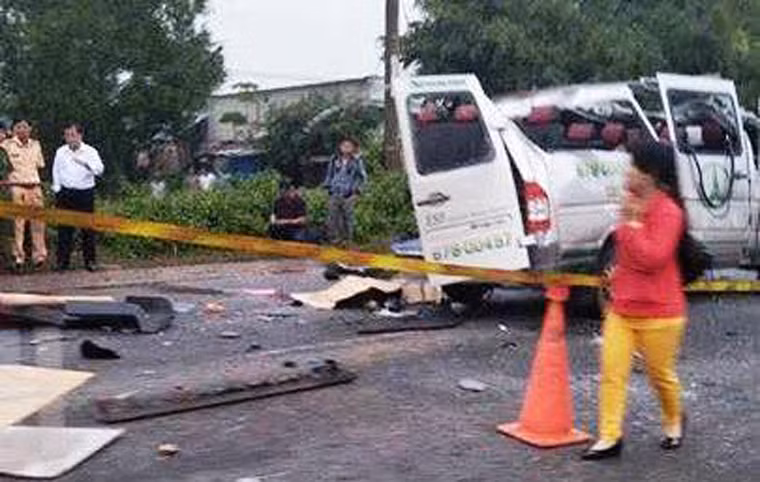 6 người chết tại chỗ, 10 người khác bị thương nặng và tất cả các nạn nhân trên xe khách 16 chỗ đều đều ngụ tại thị trấn Long Bình, huyện An Phú, tỉnh An Giang.