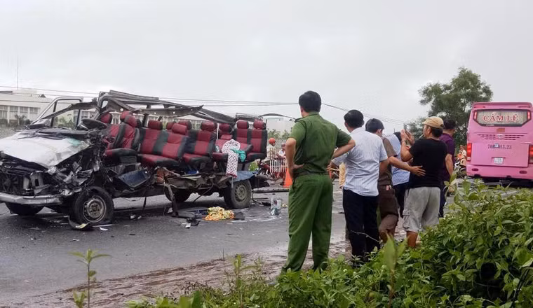 Nhà chức trách tỉnh Tây Ninh xác định vụ tai nạn làm 6 người tử vong, 10 người đang cấp cứu tại bệnh viện. Đây là lần đầu tiên địa phương này xảy ra vụ tai nạn giao thông thương vong lớn như vậy.