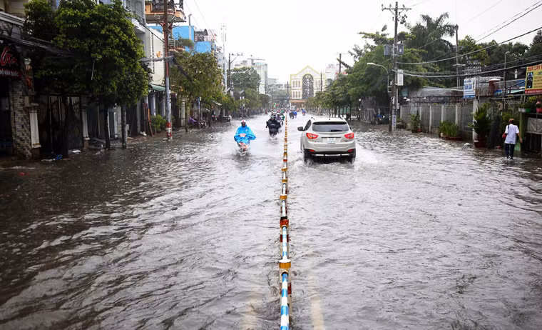 Chum anh cuoc song cua nguoi Sai Gon dao lon vi mua dam de