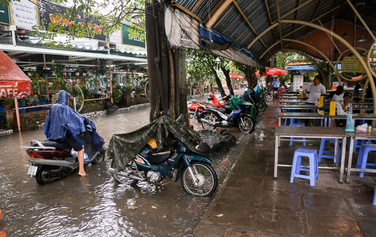 Cảnh buôn bán ế ẩm của nhiều người dân ở TP.HCM vì ảnh hưởng mưa ngập kéo dài suốt cả ngày hôm nay (2/10).