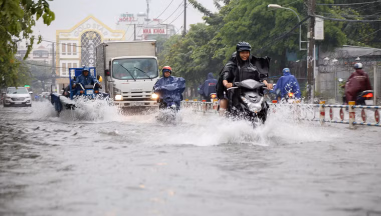 Trước đó, từ sáng sớm cùng ngày, cả khu vực Nam Bộ thời tiết chuyển xấu, mây đen giăng kín và sau đó là cơn mưa lớn trải đều khắp nơi.