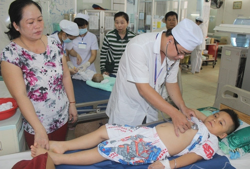 Hang chuc tre mam non nhap vien vi an banh mi