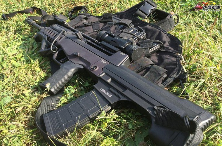 QBZ-95 chỉ có thể tống vỏ đạn ra ngoài ở bên phải, điều này có nghĩa là xạ thủ thuận tay trái không thể sử dụng súng này.