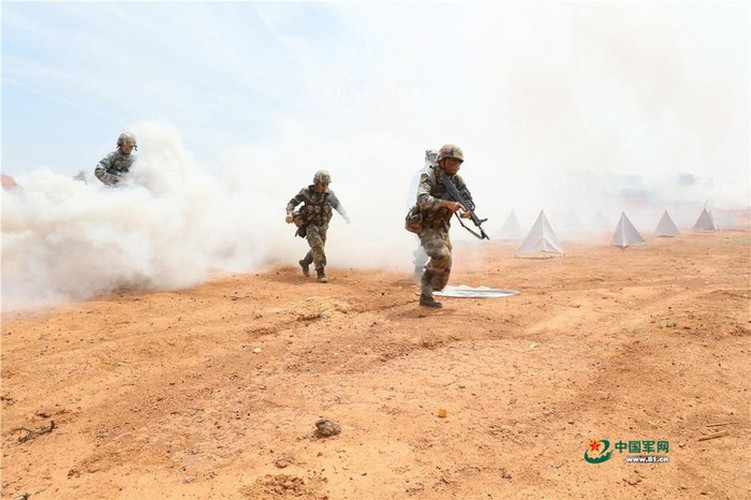 Khóa an toàn kiêm điều chỉnh chế độ bắn nằm phía bên trái của báng súng, điều này gây nhiều khó khăn cho người sử dụng khi điều chỉnh chế độ bắn.