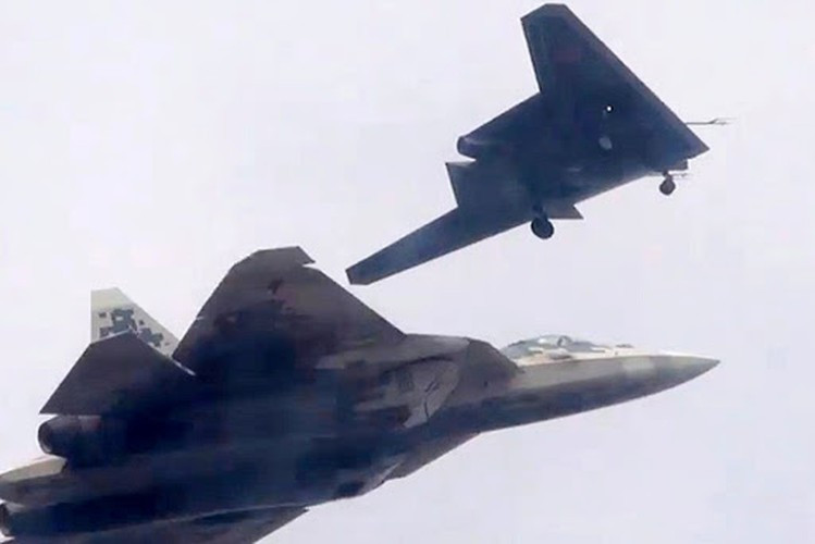Hơn nữa Su-57 không phải loại máy bay vô hình hoàn toàn, nguyên tắc thiết kế của Nga đó là họ chấp nhận hy sinh tính năng tàng hình của Su-57 để ưu tiên cho độ cơ động, nên khó có khả năng nó biến mất hoàn toàn trên màn hình radar như đã báo cáo.