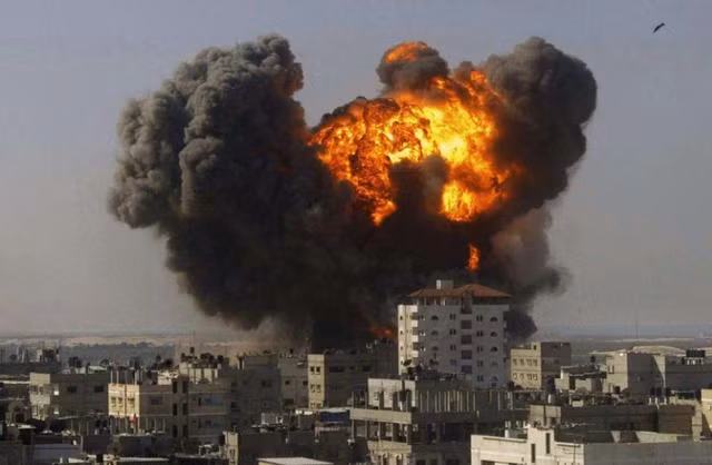 Theo Đài truyền hình nhà nước Syria, lực lượng phòng không Syria đã phát hiện ra máy bay chiến đấu của Israel và bắn trả dữ dội; tuy nhiên các máy bay của Israel không xâm nhập không phận Syria, mà phóng tên lửa từ không phận Lebanon.