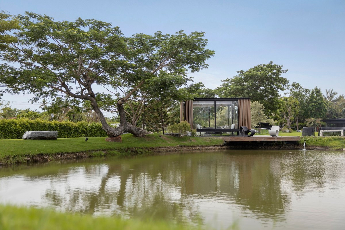 Khu vực bờ sông không có hàng rào, vì chủ nhà mong muốn ngôi nhà, không gian ven sông và kênh đào được tích hợp mà không có ranh giới rõ ràng, tạo thành một tổng thể thống nhất.